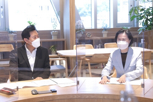 김수영 서울 양천구청장(오른쪽)이 23일 서울시청에서 오세훈 시장을 면담하고 있다. 연합뉴스.